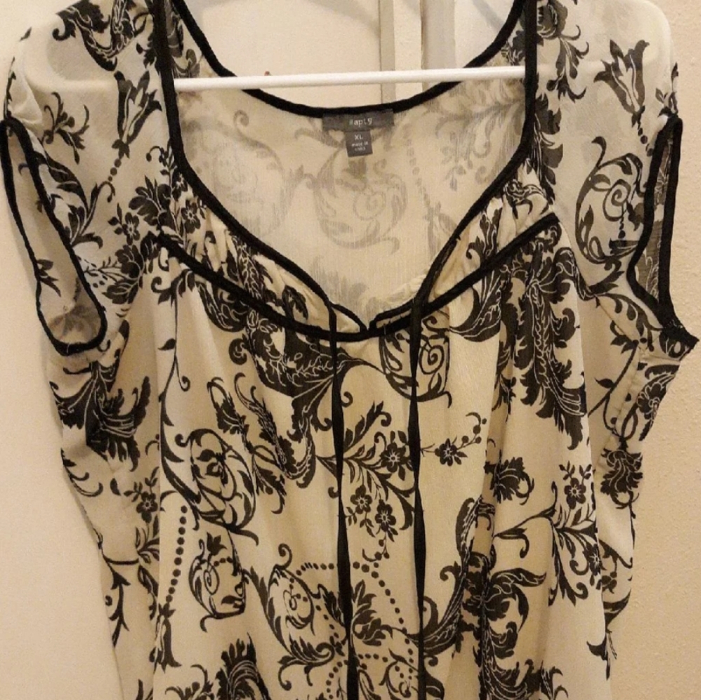 Apt 9 Top